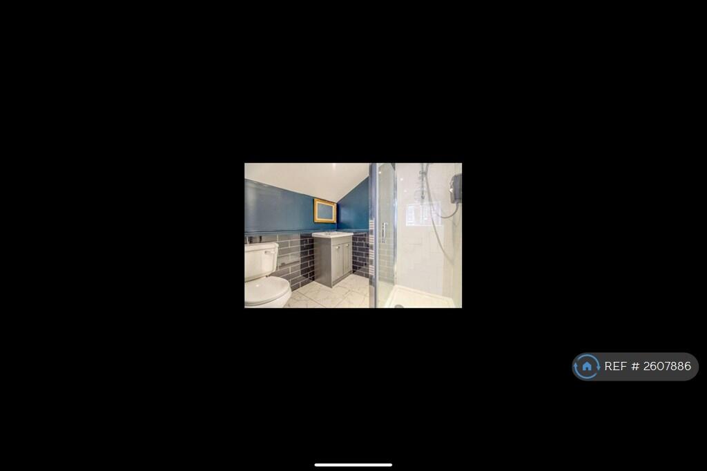 1st Floor En-Suite Bathroom