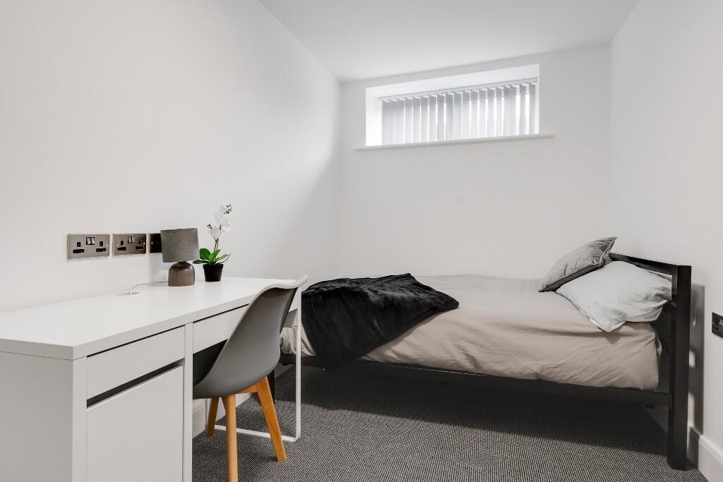 A cozy double bedroom featuring a comfortable b...