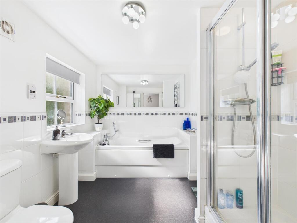 Large En-Suite Bathroom