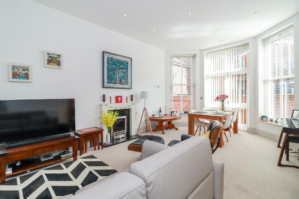 Sitting/dining room