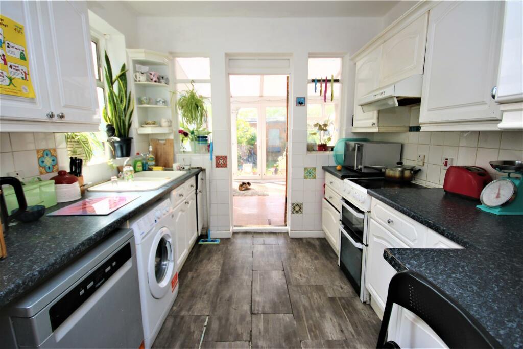 FITTED KITCHEN: