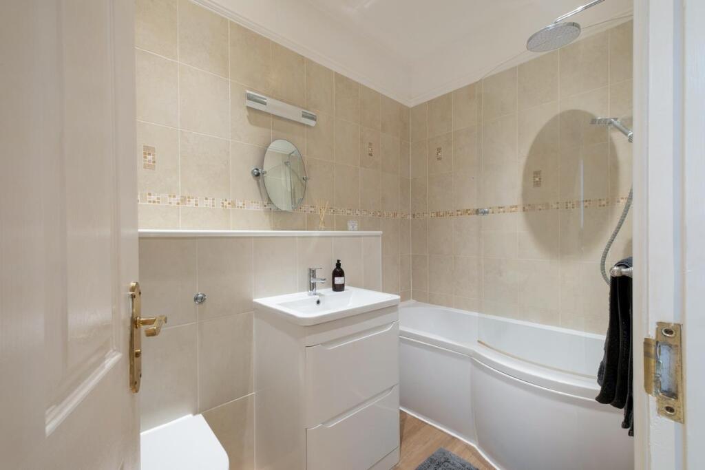 53 Cobb Close-19.JPG