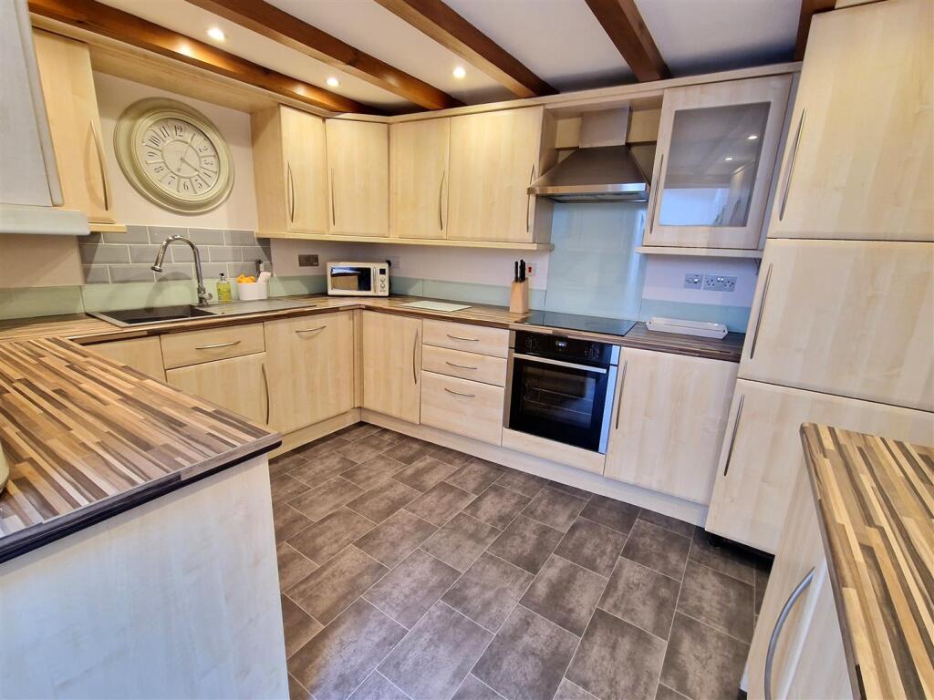 Kitchen 2.jpg