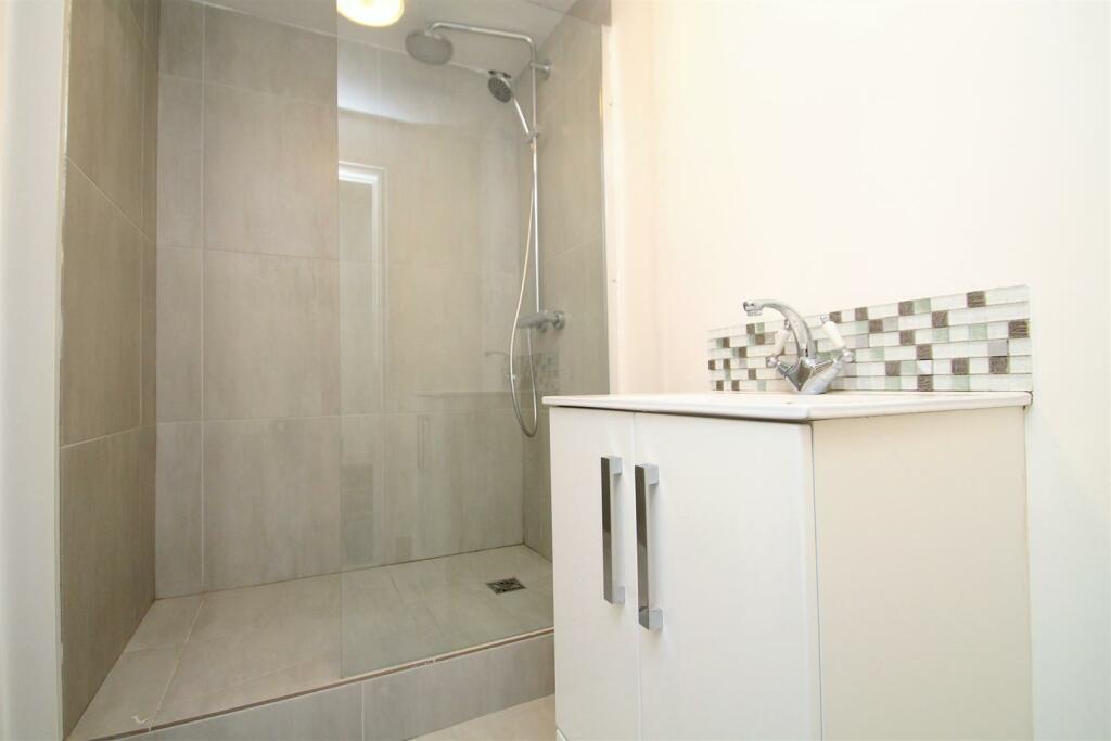 Bathroom Bottom Floor.JPG