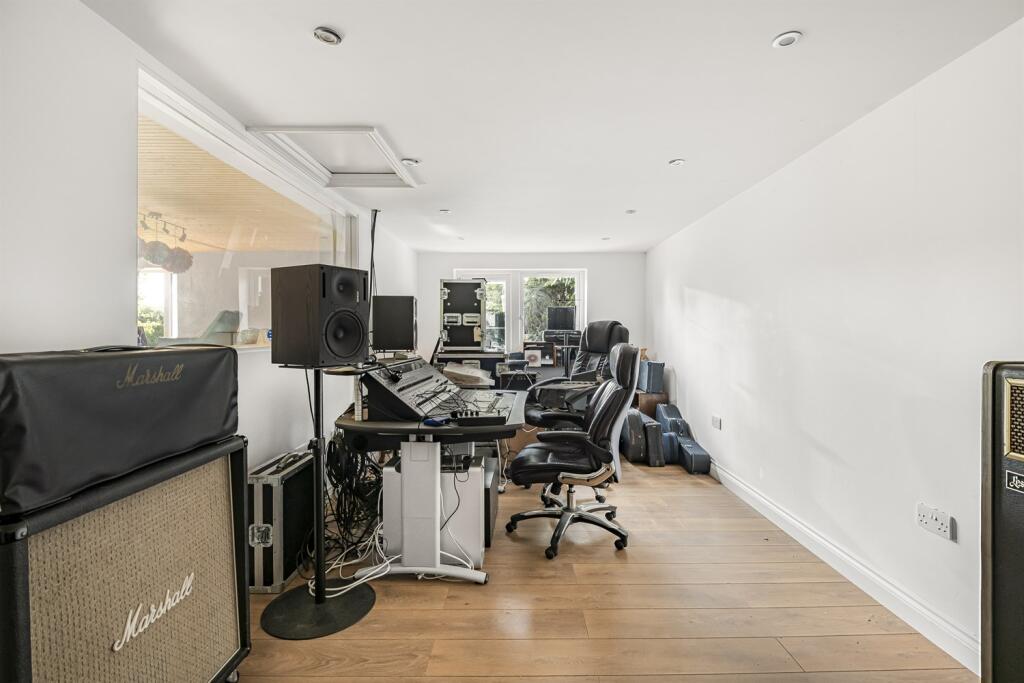 Detached Multi Room 