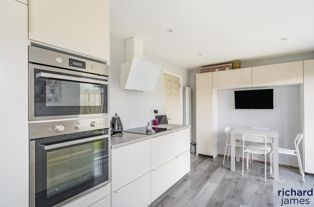 1927475fc3044b718af0e184554dd76d