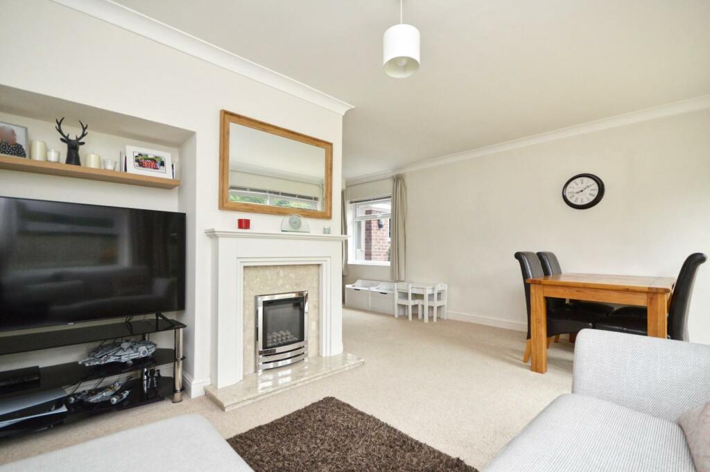 L-Shaped Lounge/Diner