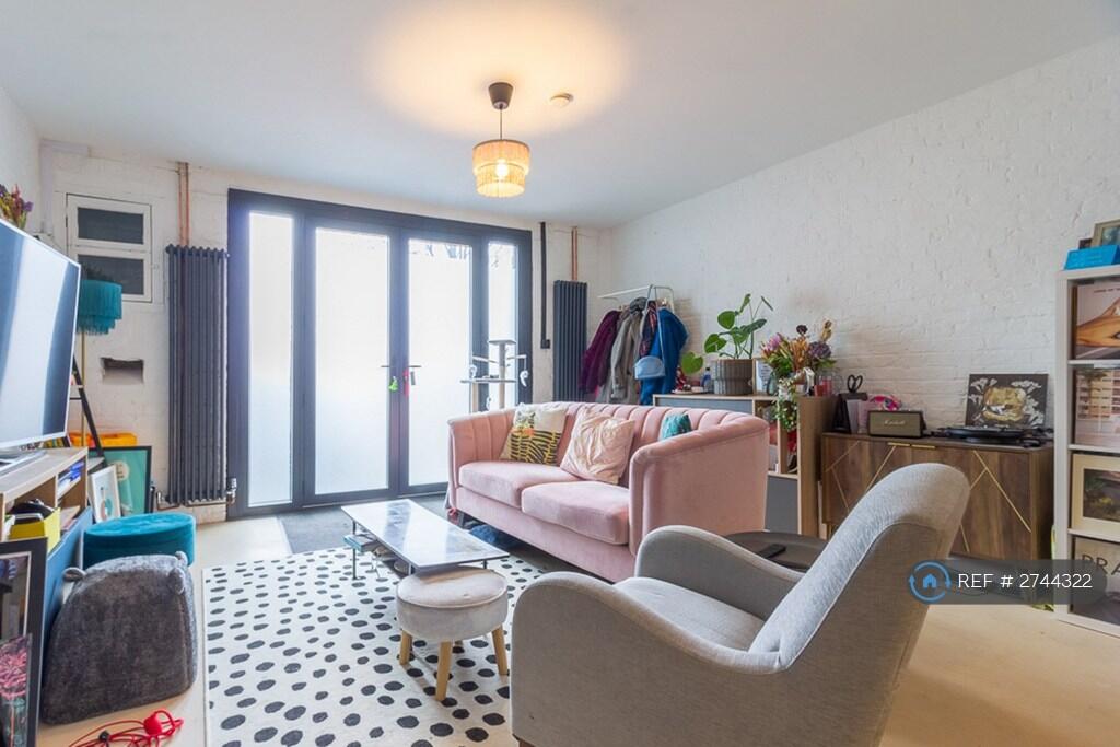 Lounge Windows