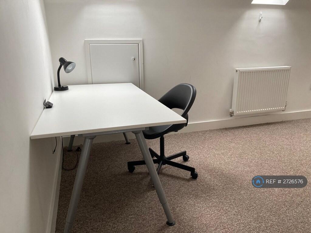Room 5 Large White Desk With Chair 