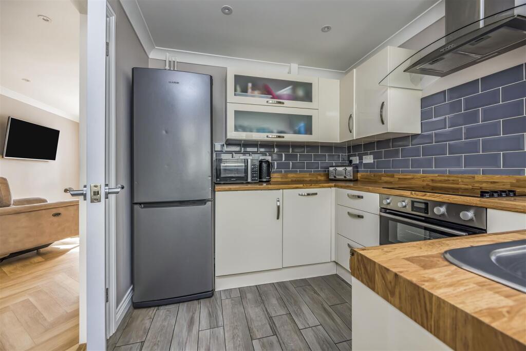 88 James Copse Road, Horndean-PorticoMarketing-Sol