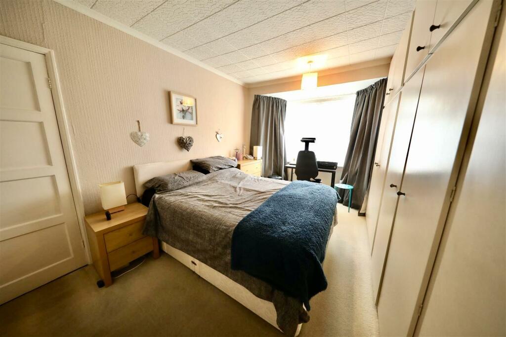 302 Bricknell - Bed 1b.jpg