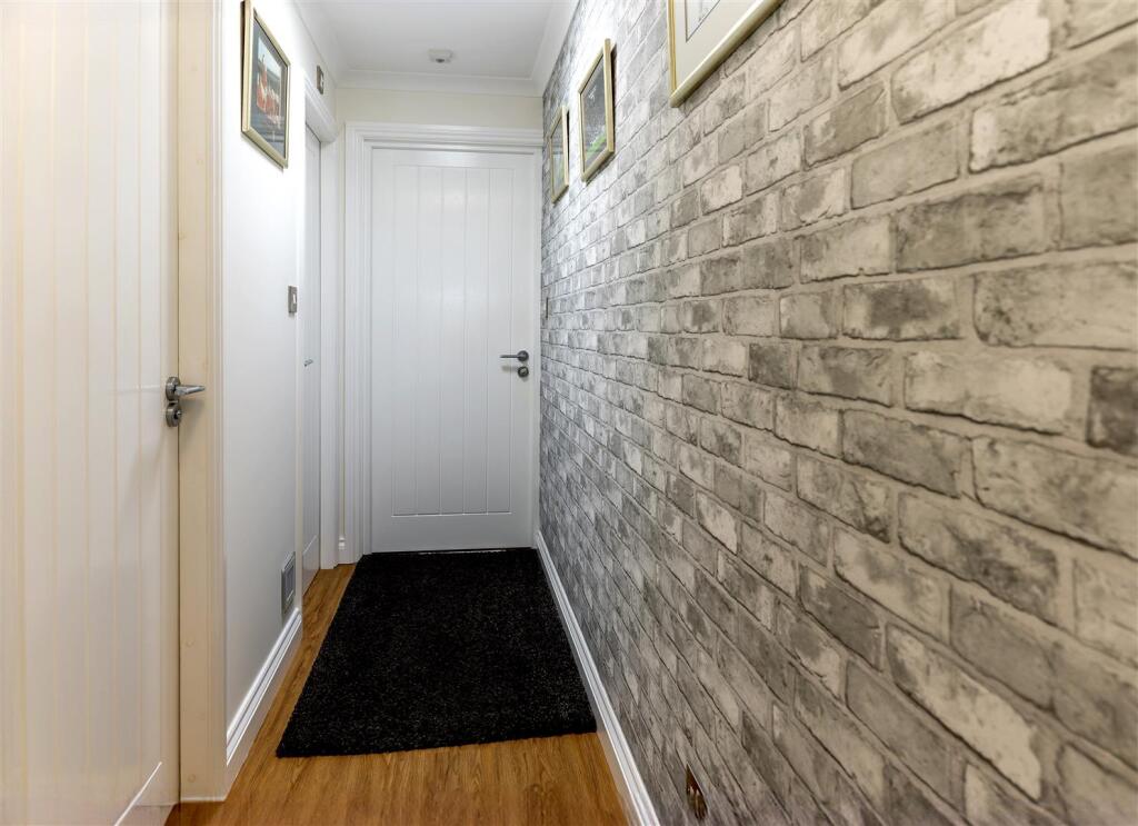 Bedrooms hallway SAPL8453-20250731-DxO_DeepPRIME X