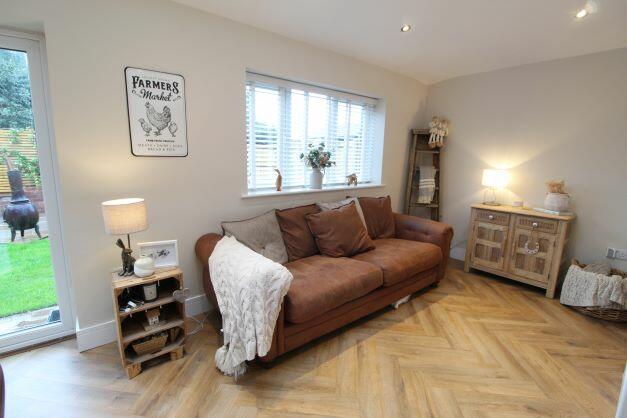 R Sitting Area.JPG