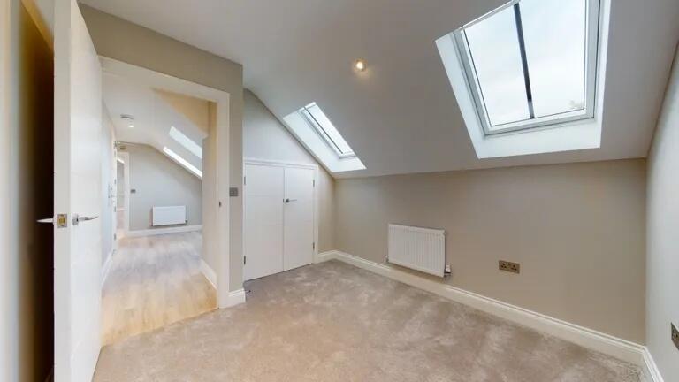 Bright, clean single bedroom with plush carpeti...
