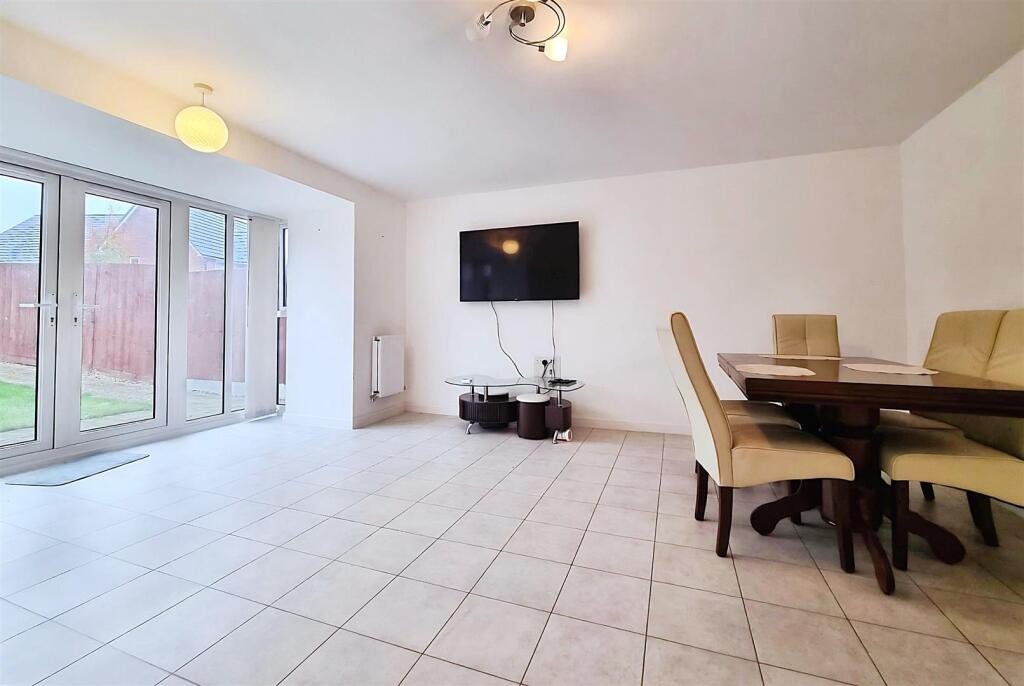 Lounge/Dining Room