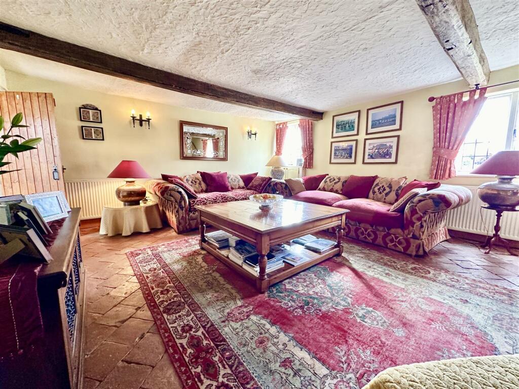 spacious lounge.JPEG