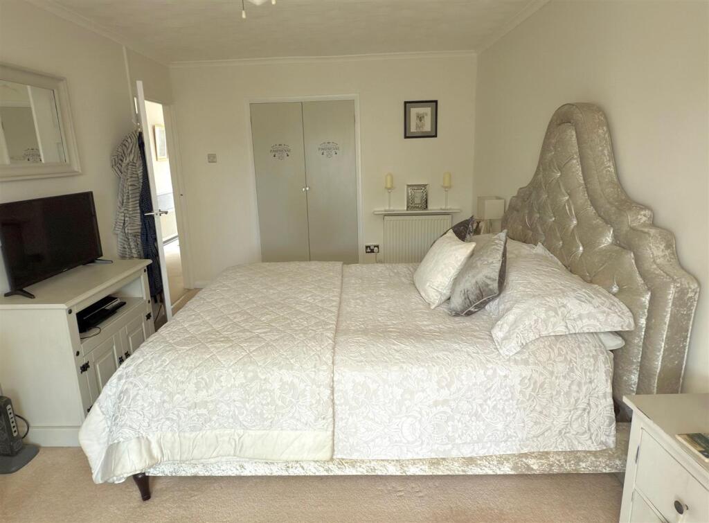 BEDROOM 1 MASTER.jpg