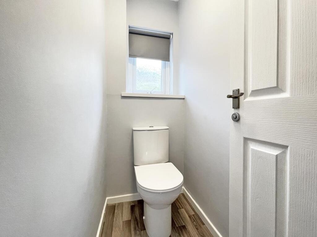 Bourne Close 27 - WC.jpg