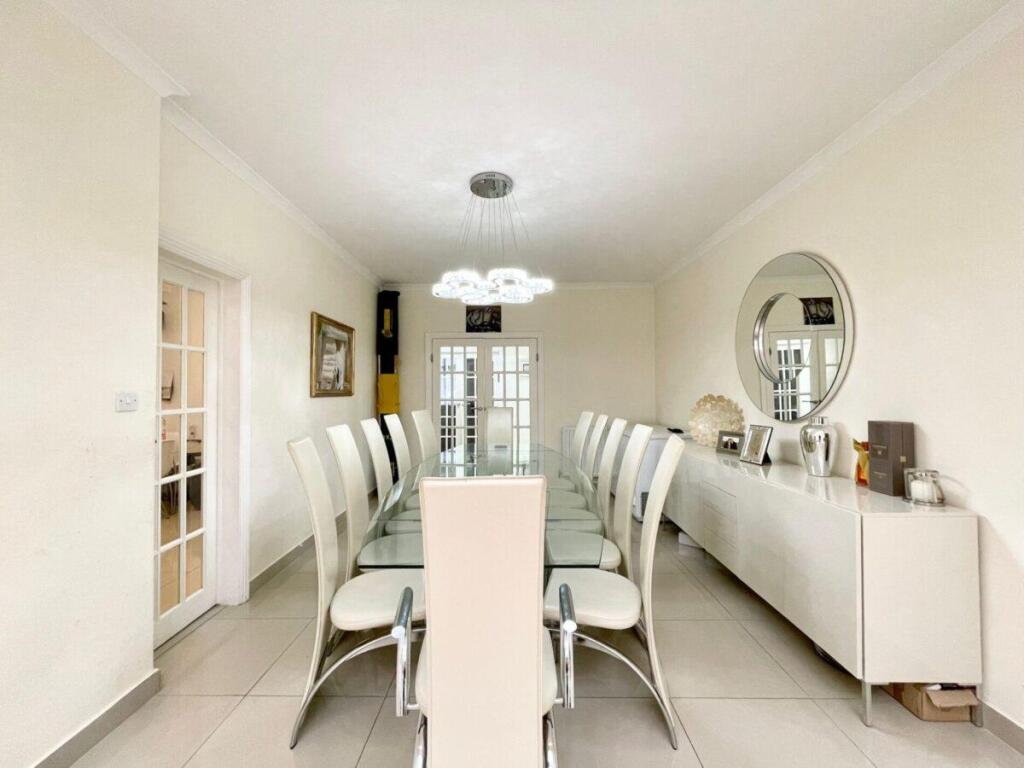 Dining-Room-facing-front-shot-1200x900.jpg