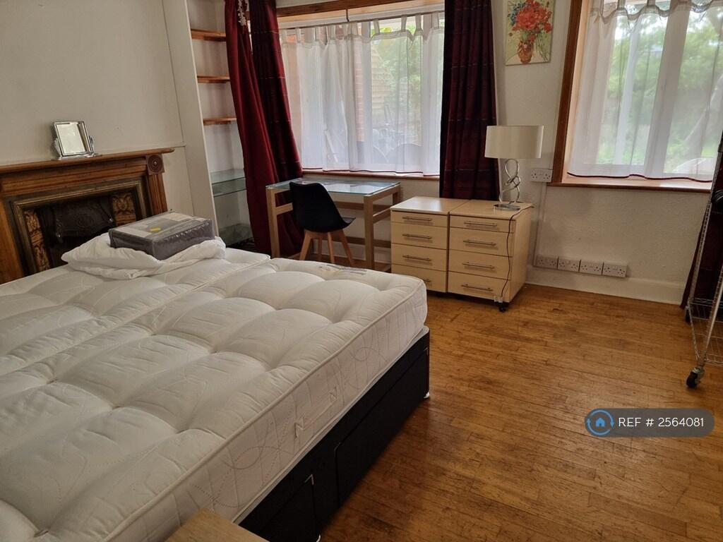 Large Double Garden Facing Room - Super King Bed