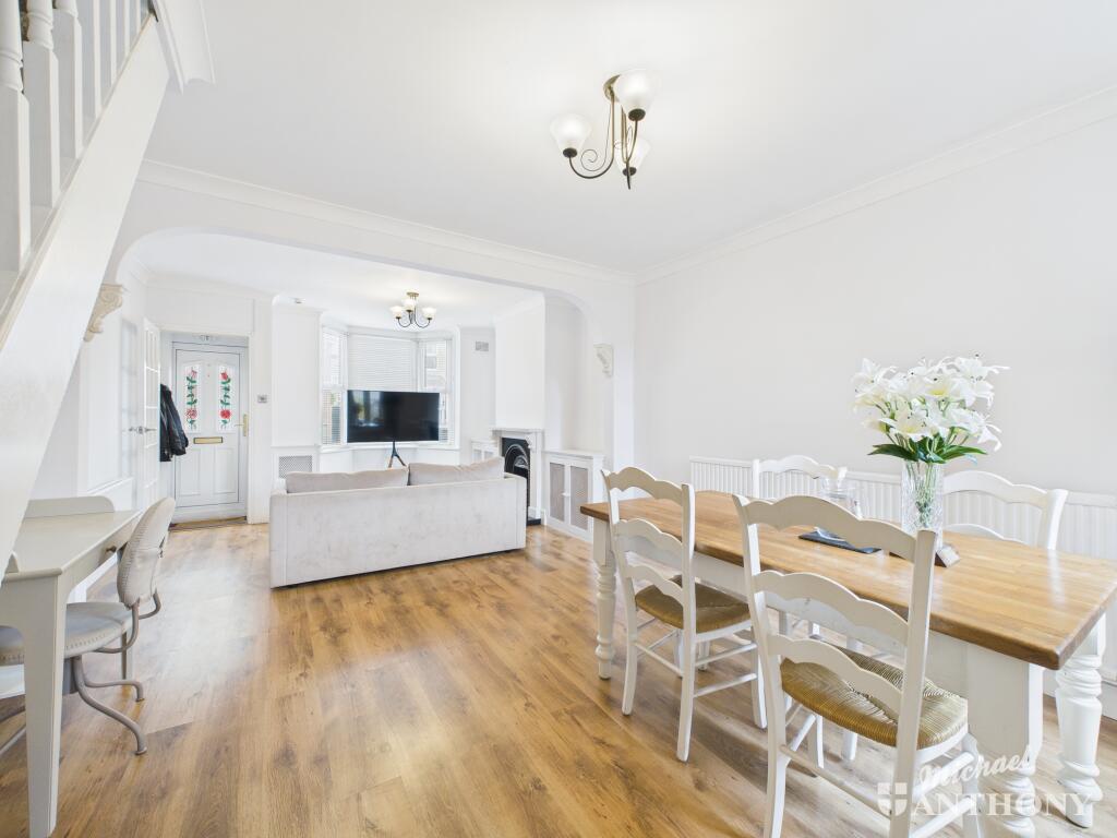 CAM02773G0-PR0376-STILL009