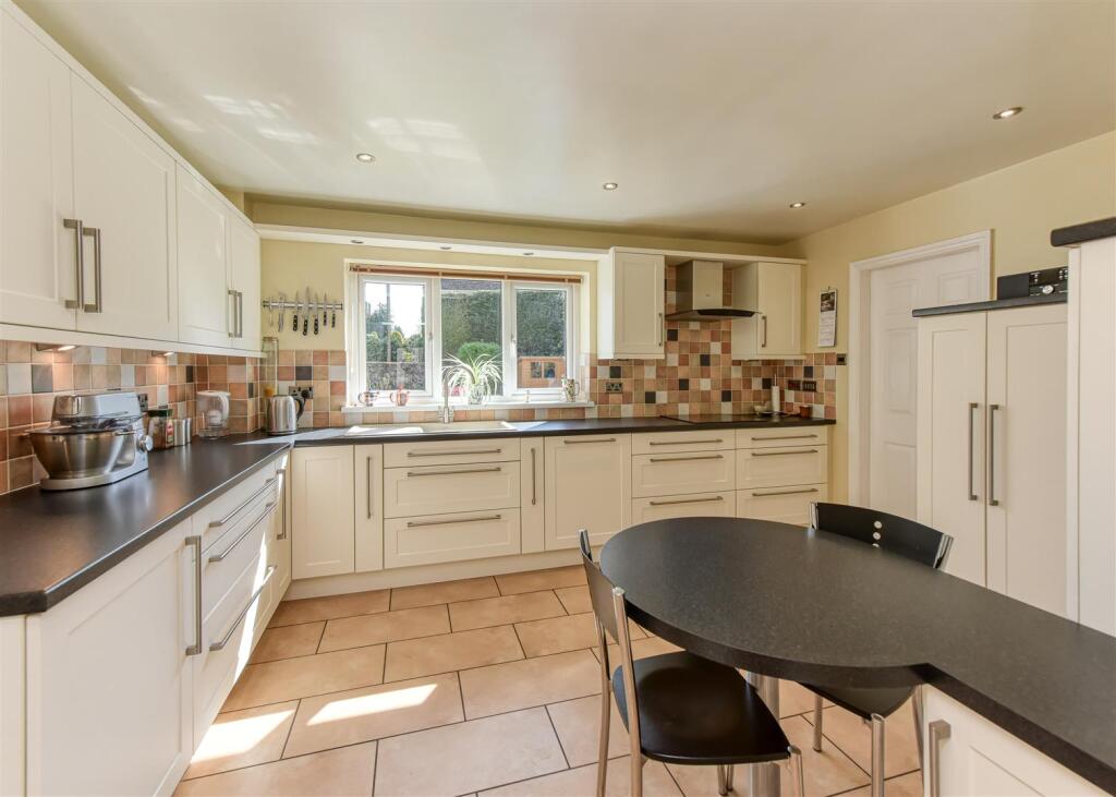 2 Yew Tree Gardens-kitchen1.jpg
