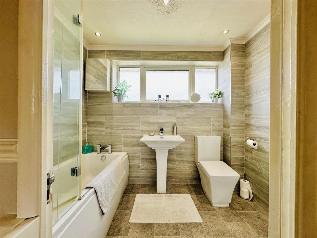 FAMILY BATHROOM