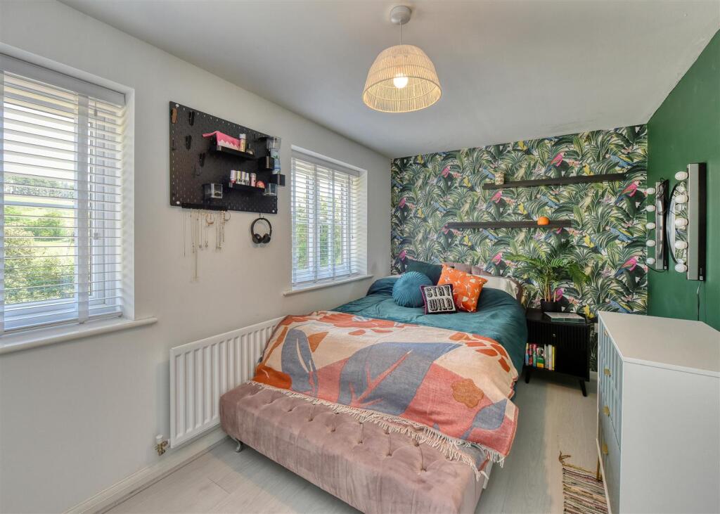 27 Gittins Park-Bedroom 1 (2).jpg