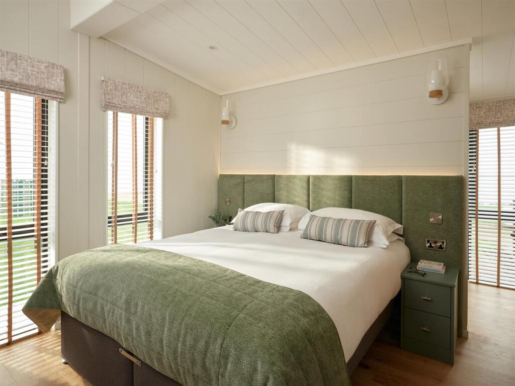 The Beachfront - Principle Bedroom
