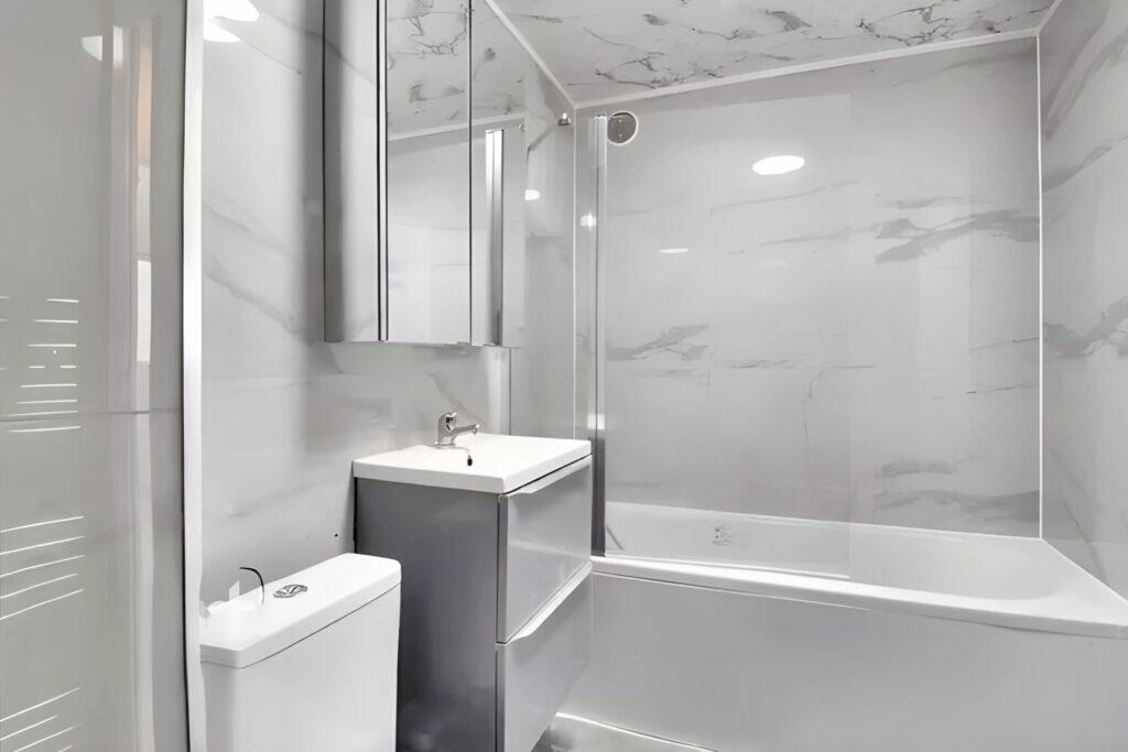 Bewley Court - Bathroom