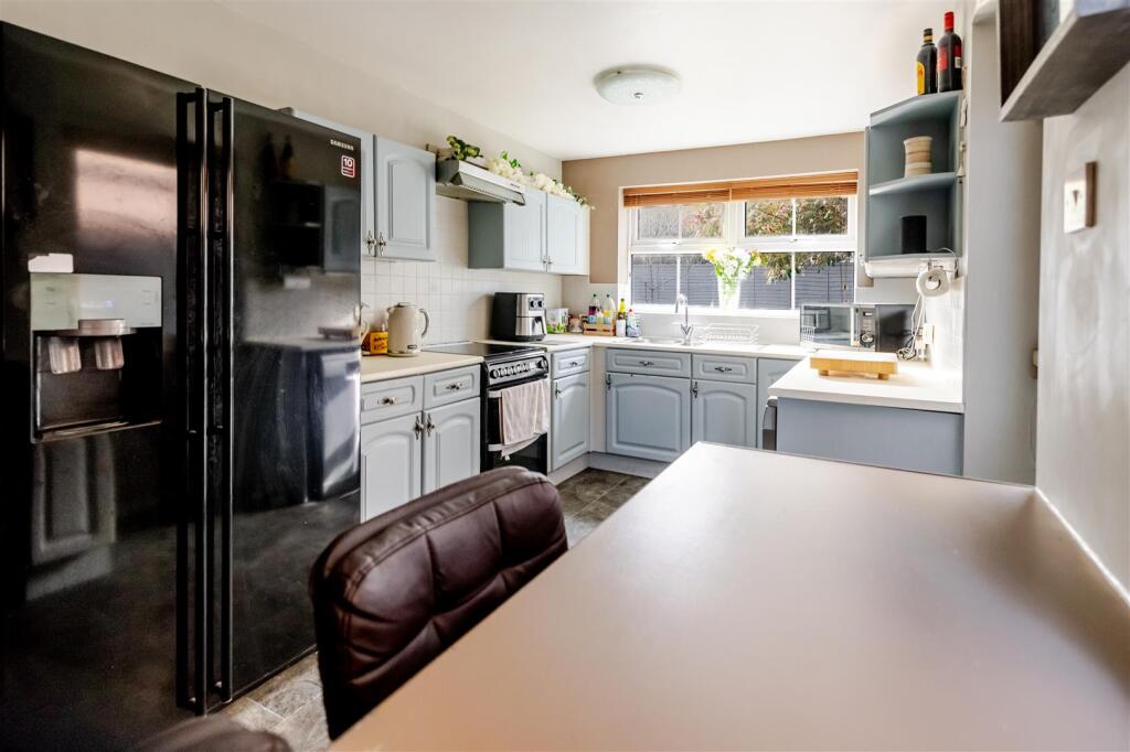 Kitchen / Breakfast Area