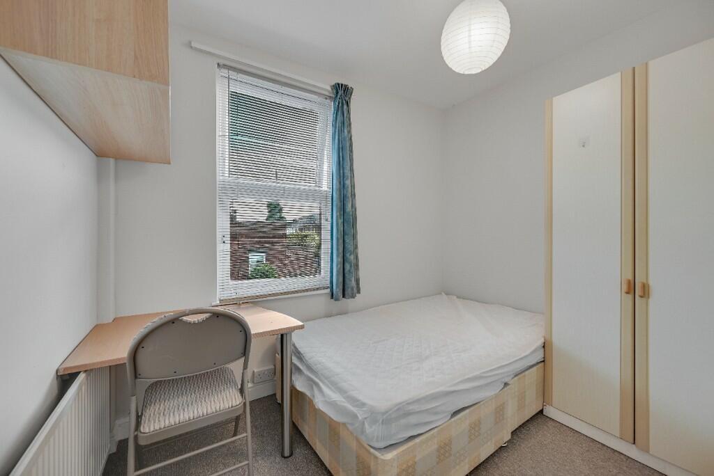 Bright and tidy single bedroom featuring a comf...