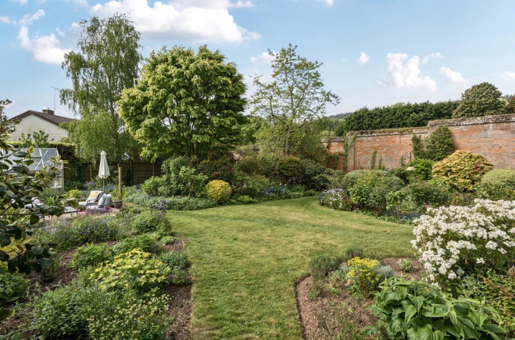 42-6819e8ae38697-...