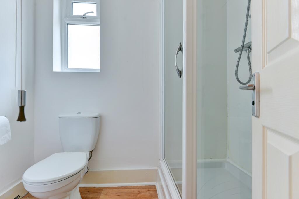 G4 83 Brading Road Bathroom 1