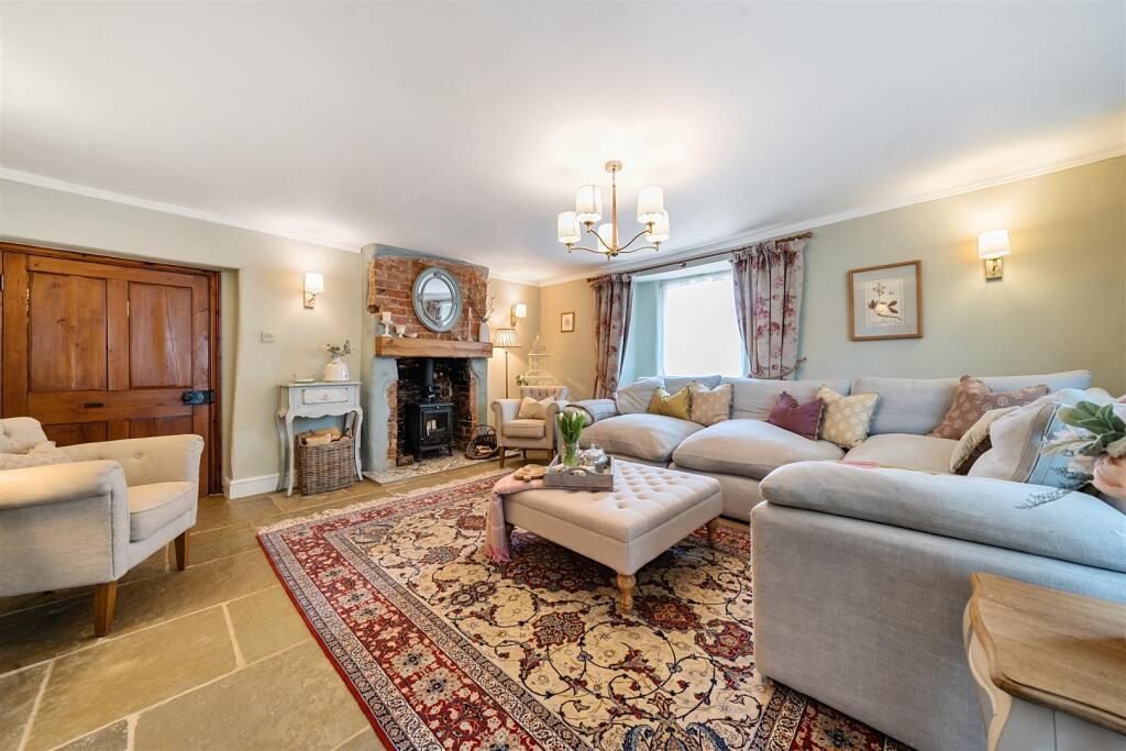 Cliff Hill Farm - Living Room (1).jpg