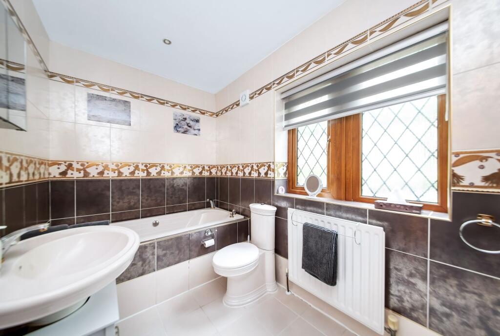 ENSUTE BATHROOM TO BEDROOM ONE