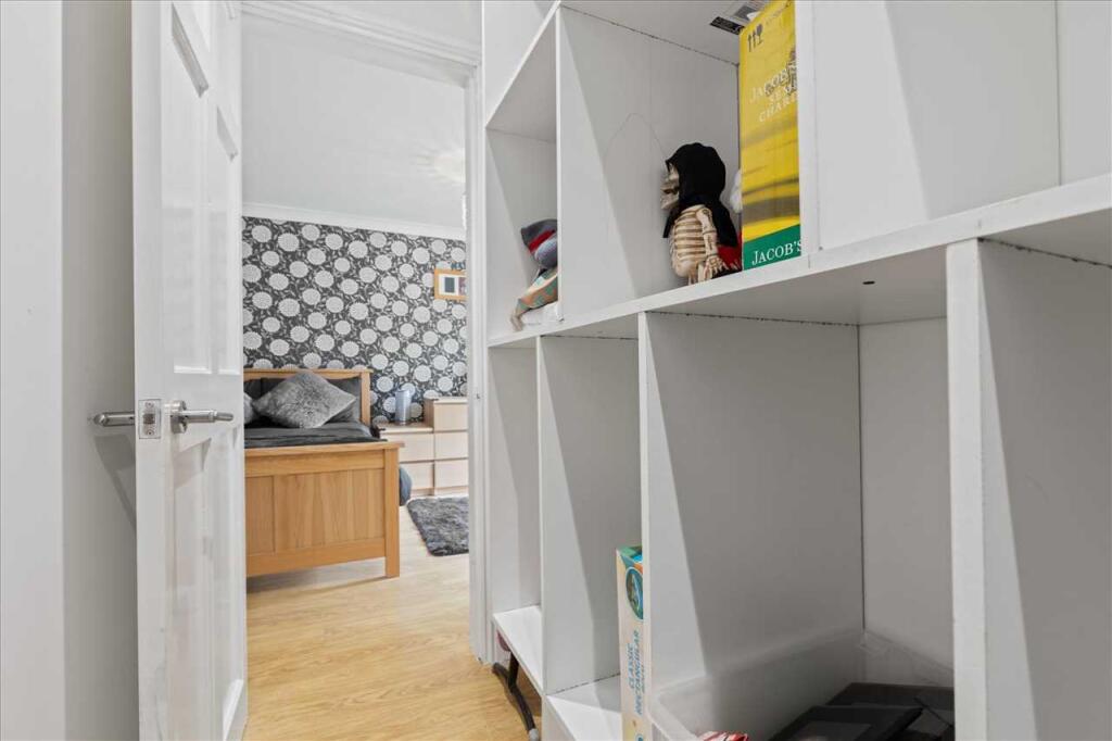 Walk In Wardrobe (2)