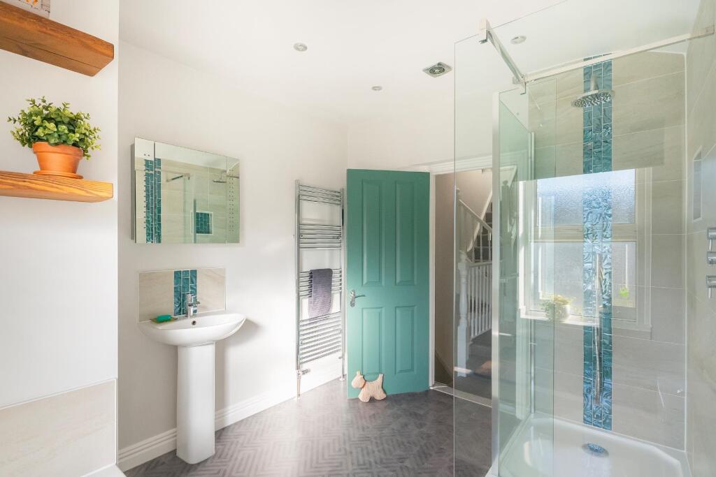 3B4RSV - Bathroom A.jpg