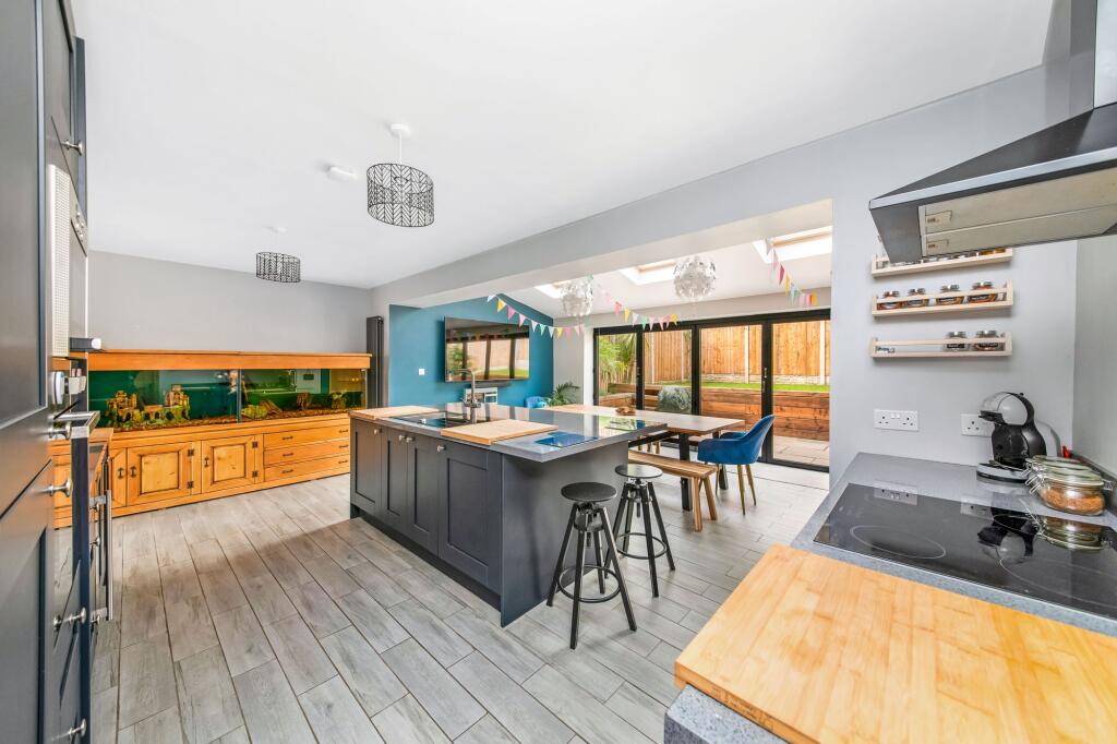 OPEN-PLAN DINING KITCHEN AND FAMILY ROOM