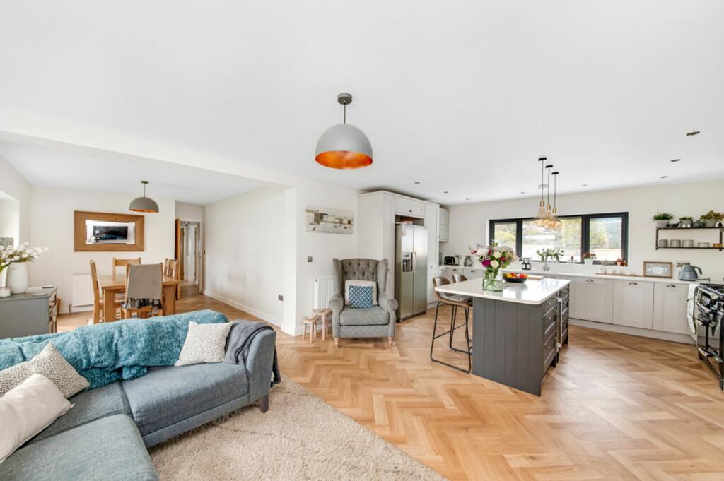 OPEN-PLAN DINING KITCHEN/FAMILY ROOM
