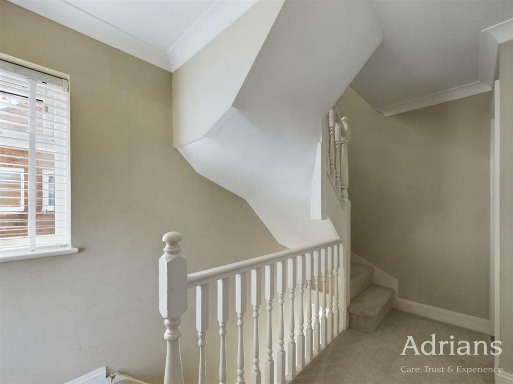 FIRST FLOOR LANDING