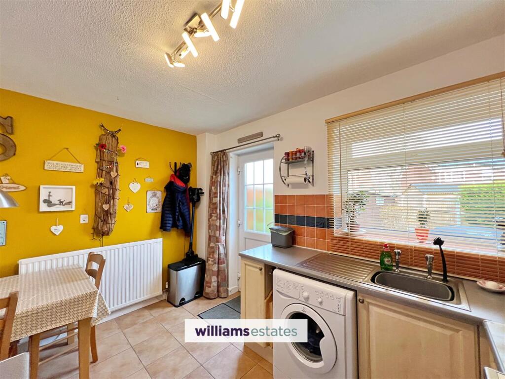Kitchen/ Breakfast Room