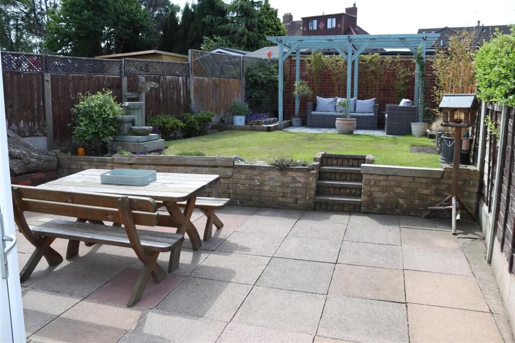 LANDSCAPED REAR GARDEN