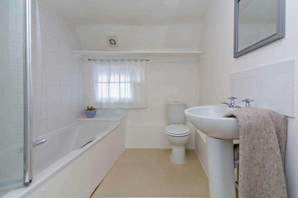8622168-interior1...