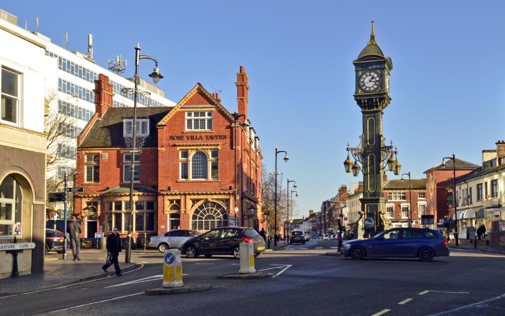 Chamberlain_Clock_and_the_Rose_Villa_Tavern,_Jewel