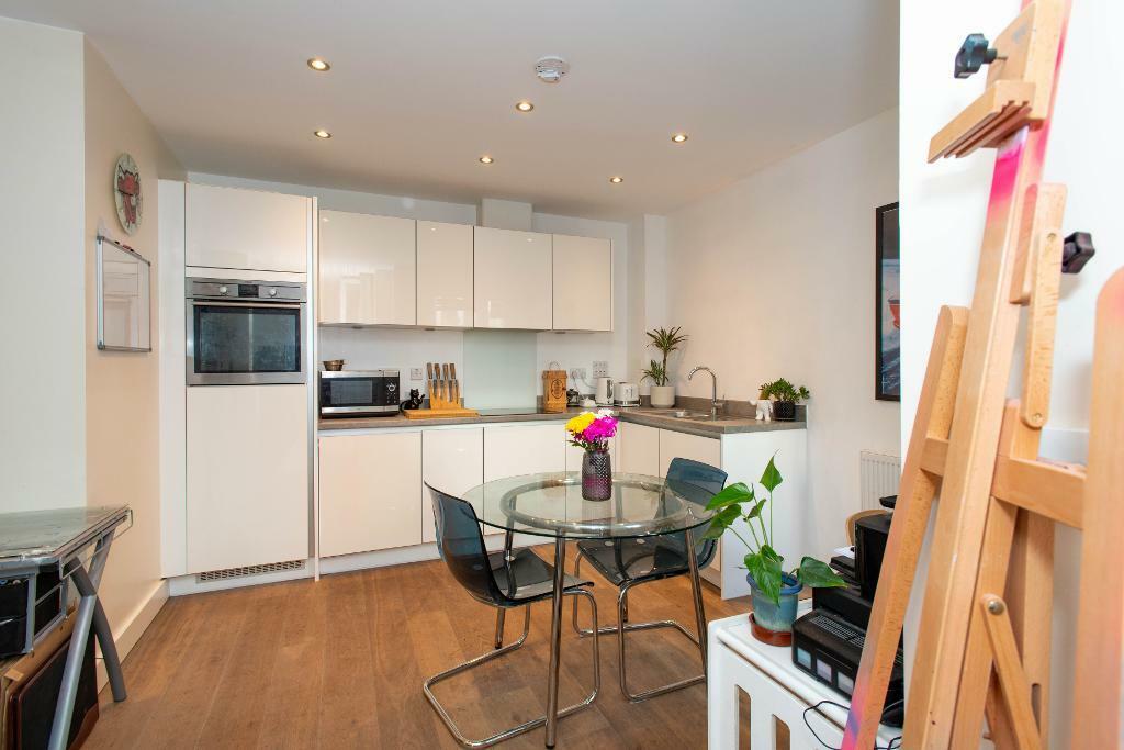 KITCHEN/DINING AREA