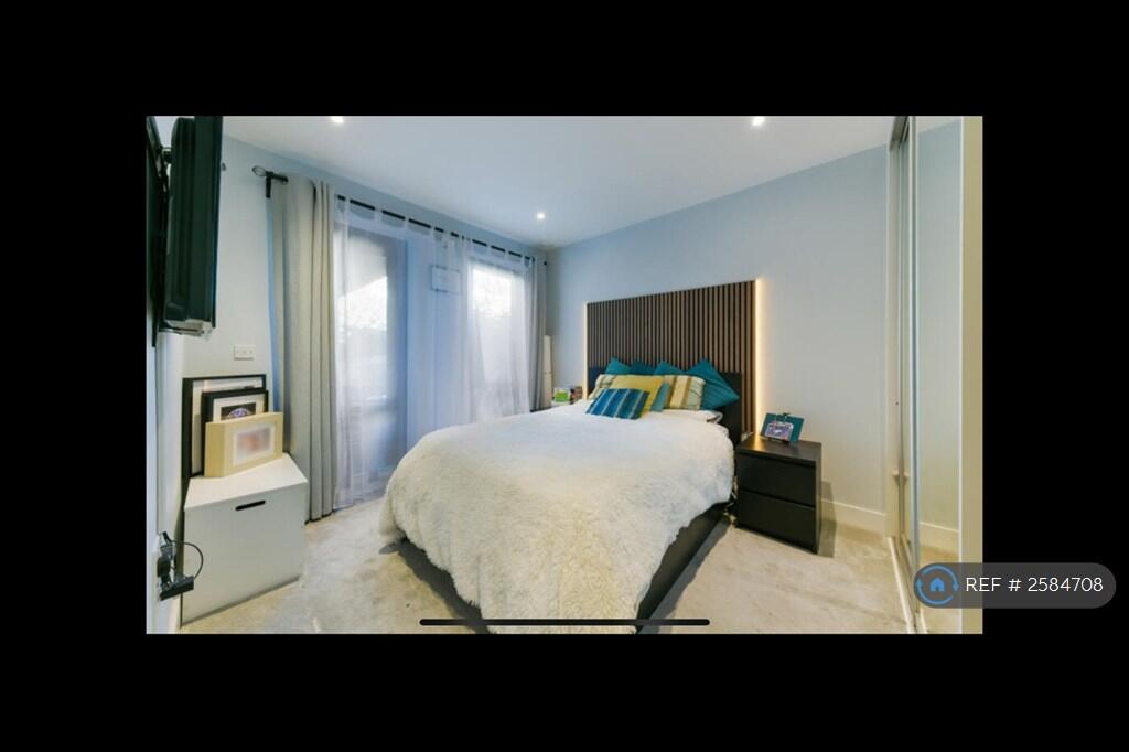 Main Bedroom - Not The One To Rent