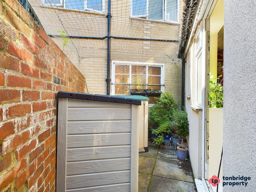 Giraffe Patio Branded 022