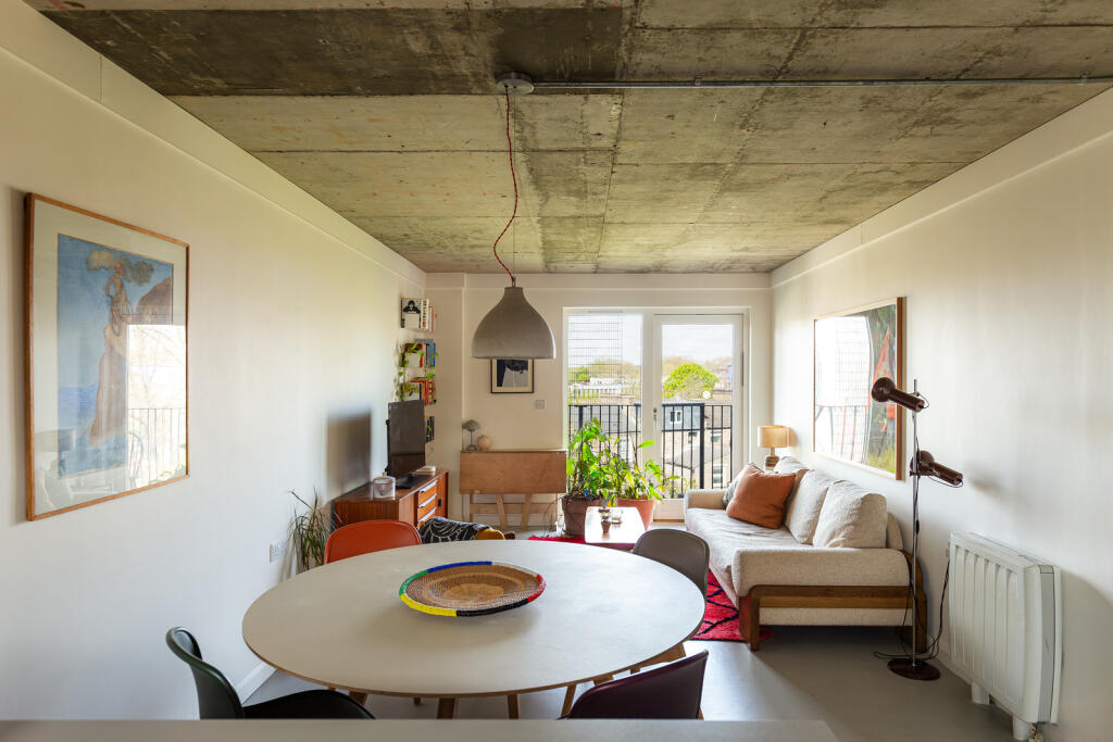 277015 - 25_4_15_MH E5 8GZ_00001.jpg