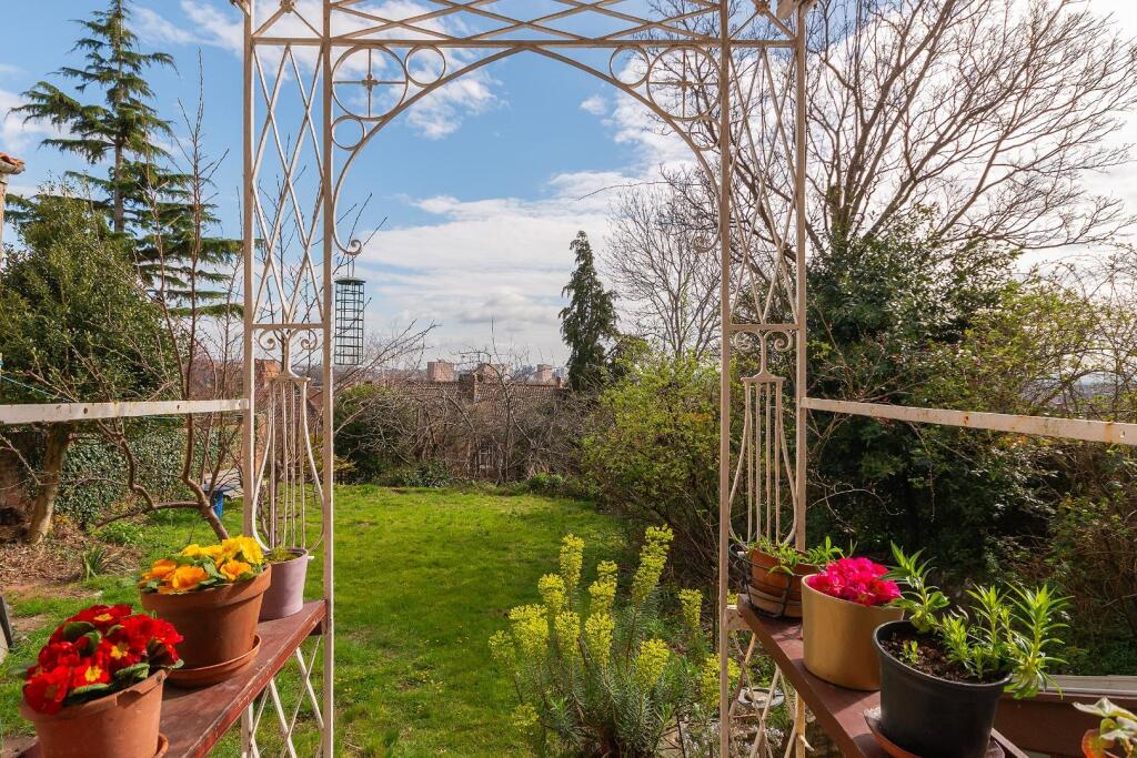 2F6RMR - External H.jpg